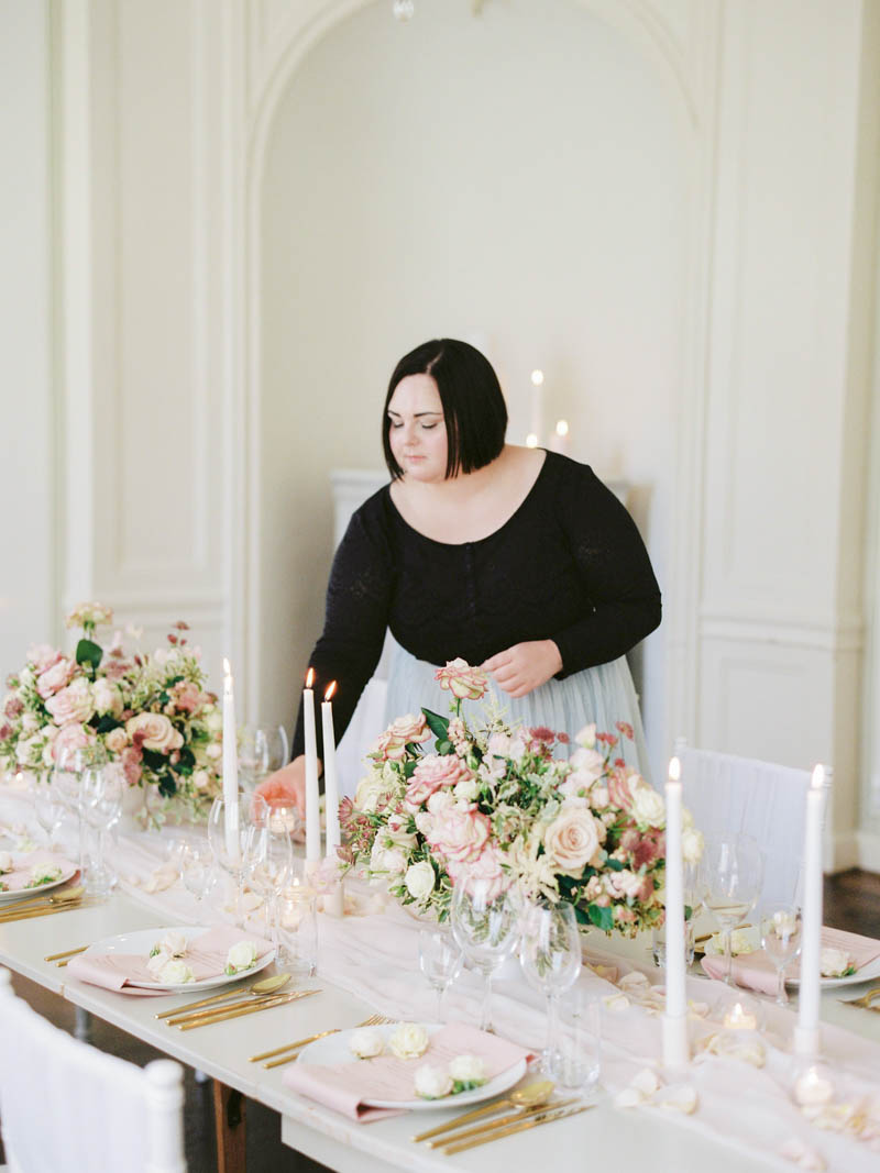 Wedding planner and designer Linnéa Bergqvist is setting a wedding table in light pink shades. With flowing fabric, candles and floral arrangements filled with roses